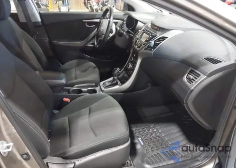 2016 Hyundai Elantra Value Edition z USA, uszkodzony, nr VIN 5NPDH4AE4GH772199